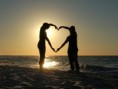 /album/fotogaleria/amor-de-parejas-formando-un-corazon-en-la-playa-con-el-sol-del-atardecer-jpg1/
